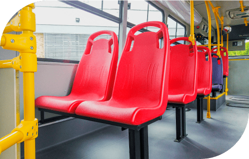 Sillas rojas del interior de los buses
