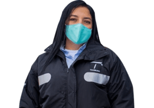 Operadora mujer de La Rolita con mascarilla y chaqueta negra.