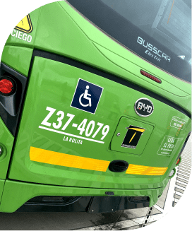Bus verde de La Rolita con una pegatina de discapacidad.