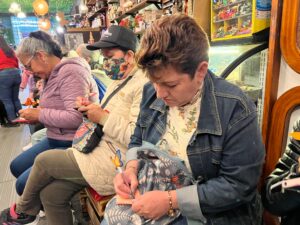 Líderes de la Ciudad Bolívar regalaron detalles por el Día de la Madre con La Rolita
