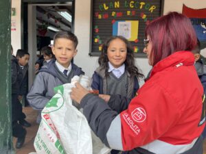 Actividad con niños de la comunidad del TransMiCable