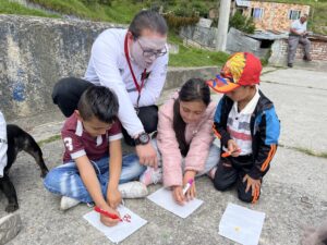 Actividad de los mismos con niños de la comunidad del TransMiCable