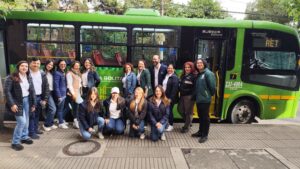 Foto grupal de TGI junto a bus de la Rolita