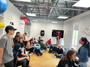 Estudiantes de la Universidad Javeriana en la sala de bienestar de la Rolita