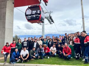 Fotografia de estudiantes de la Universidad de Ibague en el TransMiCable