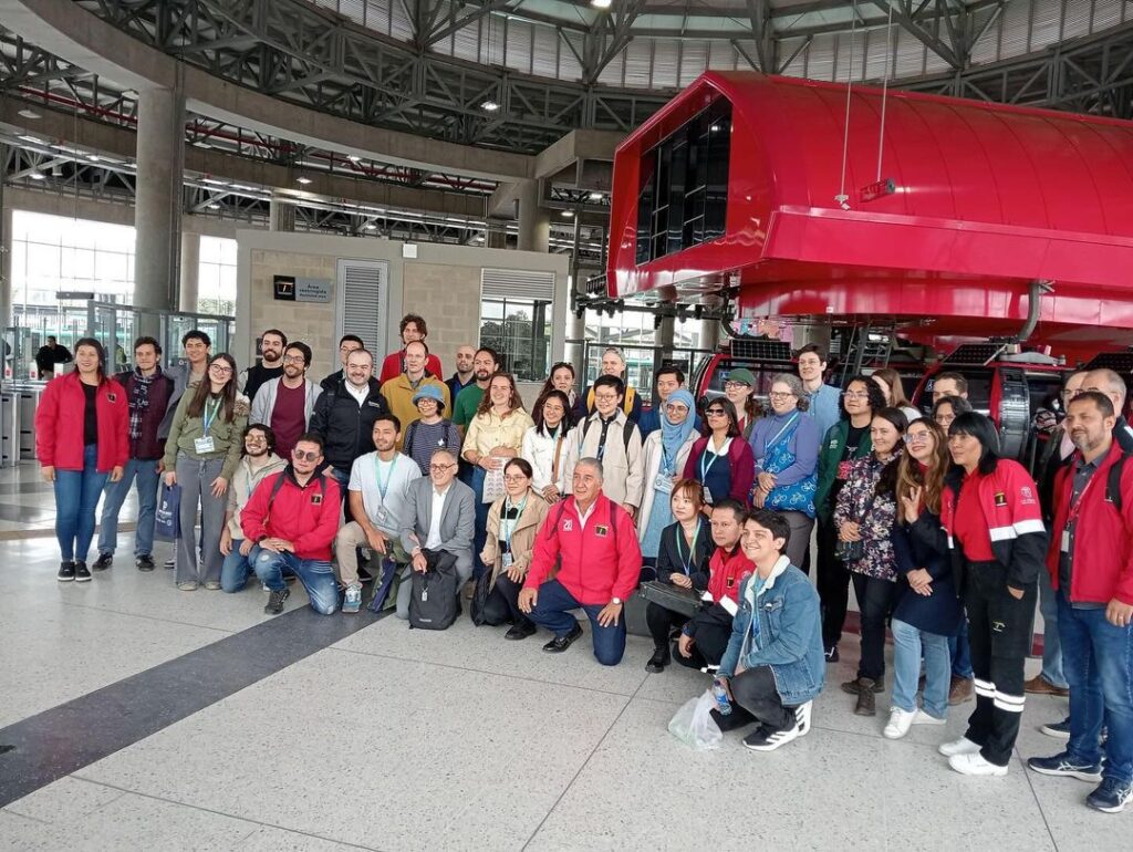 Académicos y responsables políticos del 2024 World Symposium on Transport and Land Use Research visitaron el Sistema TransMiCable