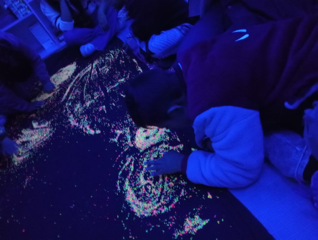 Actividades con niños y luces neon