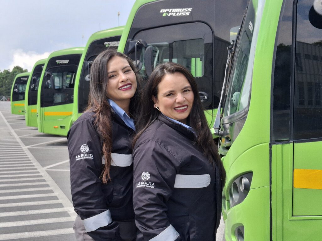 Mamá e hija sonriendo. Ambas operadoras de la ODT.