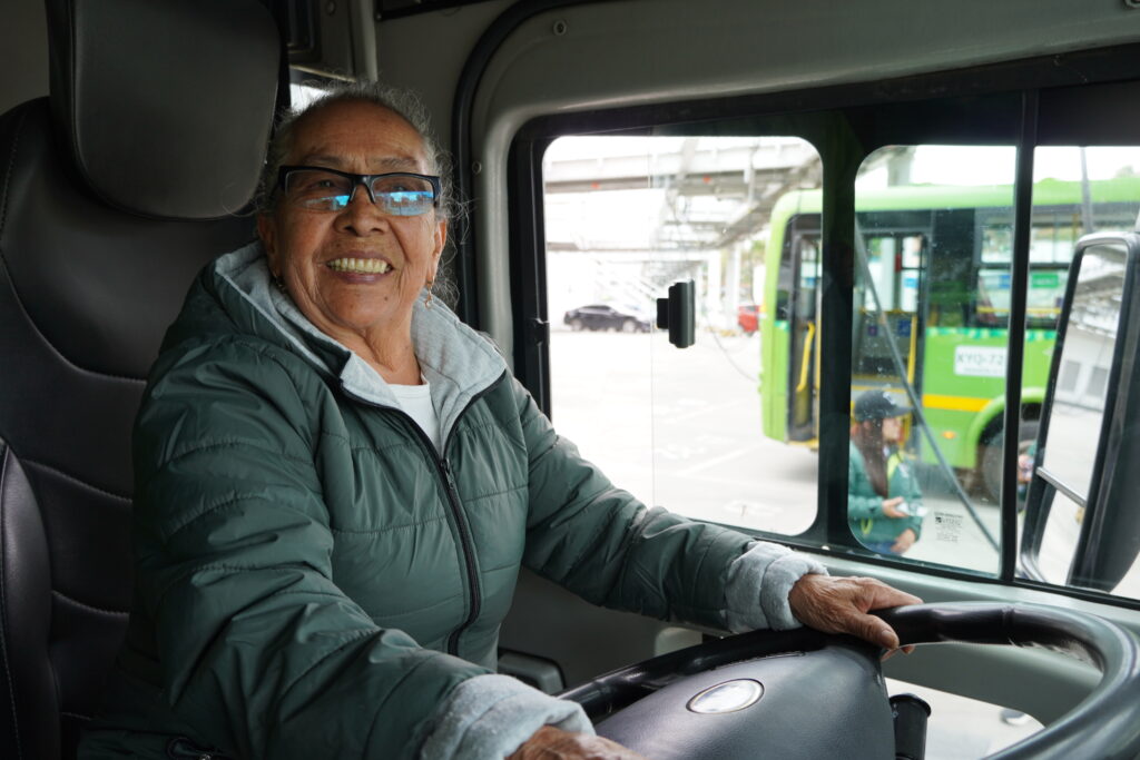Persona mayor al volante de un bus de la rolita.